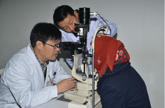 普瑞眼科医院李宏院长为村民免费检查眼疾